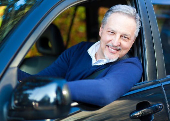 Emeryt cieszy się swoim nowym samochodem w leasingu samochodwym