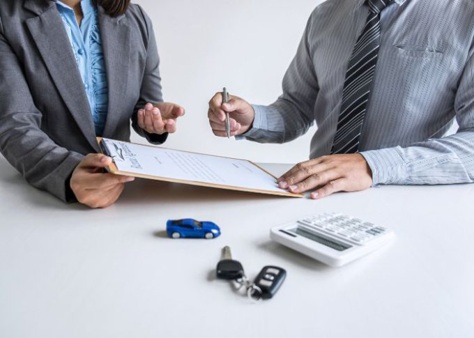 Mężczyzna sprawdza korzyści w prywatnym leasingu samochodowym