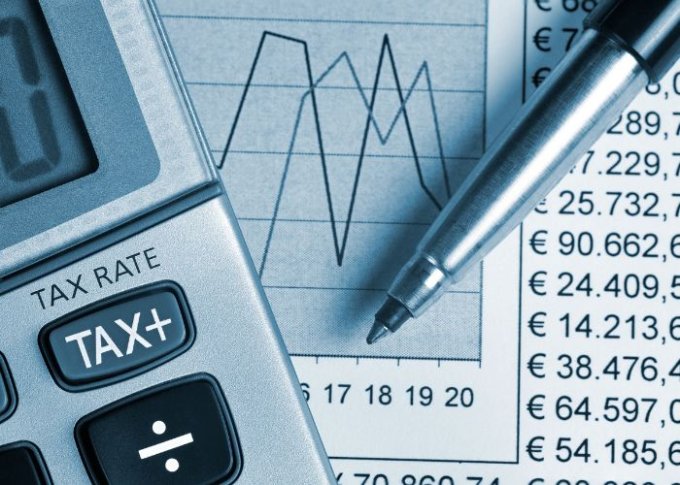 Skutki podatkowe leasingu samochodowego w małej firmie i jego wpływ na płynność finansową